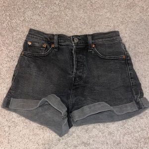 WOMEN’S LEVI DENIM SHORTS. new without tags ❤️